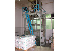 公司具备先进的吹膜加工设备，可生产各种规格型号塑料薄膜产品。月生产能力达100吨，可24小时连续加工生产，由十年以上吹膜经验师傅操作控制，质量稳定，产品性能优越。