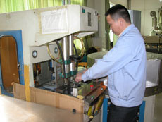 公司具有先进的塑料吹瓶生产设备，可生产加工多种形状规格塑料瓶，广泛用于日化产品等多领域塑料包装瓶，采用优等塑料膜胚，产品质量稳定、耐用美观、无毒无味。