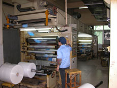 公司拥有先进的全自动电脑干式复合机，将不同性能的塑料材质通过粘合剂复合一体，可生产多种规格、不同材质结构的高品质复合塑料包装片料，满足不同产品包装的物理性能，使您的产品更具竞争优势。