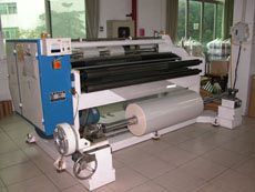 本公司具有先进的分切塑料设备多台，由经验丰富的分切技术工人操作，可完成多种形状规格制袋分切，生产能力强，质量稳定。