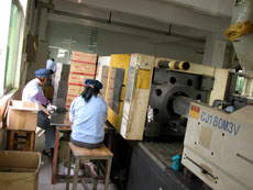 本公司具有先进的注塑设备，可生产多种形状规格及不同颜色塑料制品，如塑料梳子、塑料器皿、耳罩、固体香座盒等，加工模具优质，采用优等塑料原材料配制，注塑成品质量稳定、耐用，美观、无毒无味。